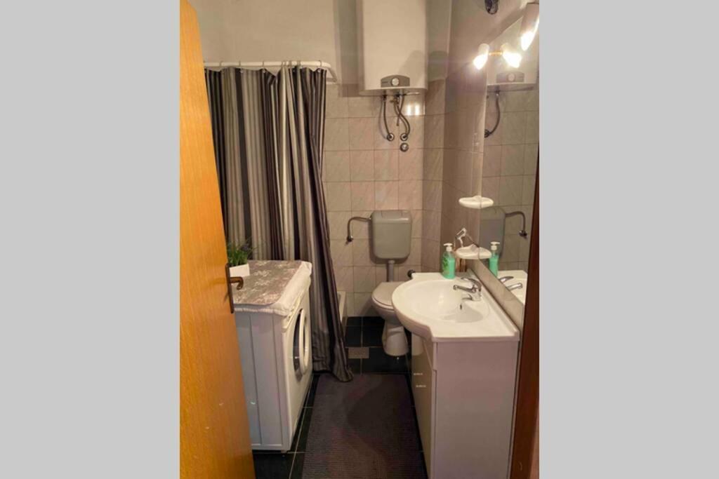 Apartman Toma Apartment สลาทิเน ภายนอก รูปภาพ